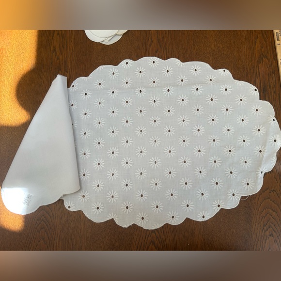 Set of 8 all White OpenWork Daisy Table Placemat & lg napkins. 16 items. Unused. - Picture 1 of 6